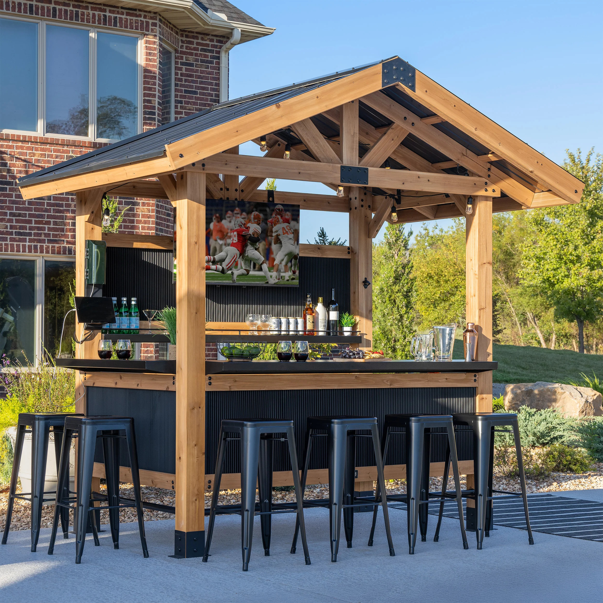 Palisade outdoor bar with stools